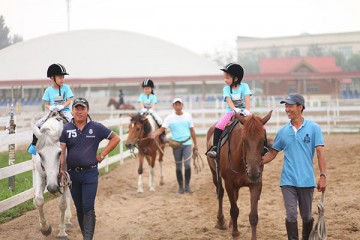 馬術冠軍劉同晏教練在中聯(lián)騎士聯(lián)盟狼垡馬場指導隊員訓練
